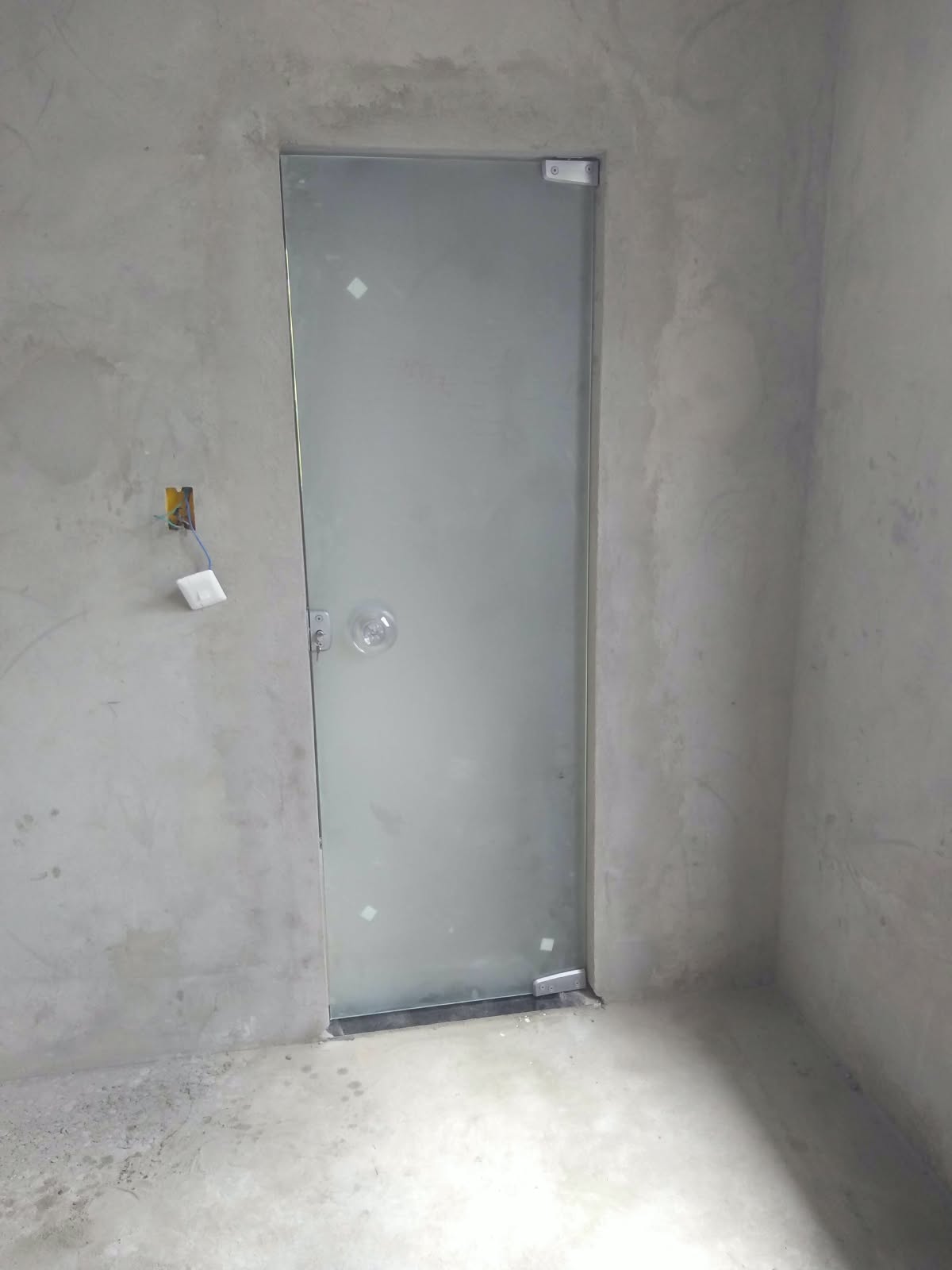 Porta Pivotante em Vidro Temperado Jateado
