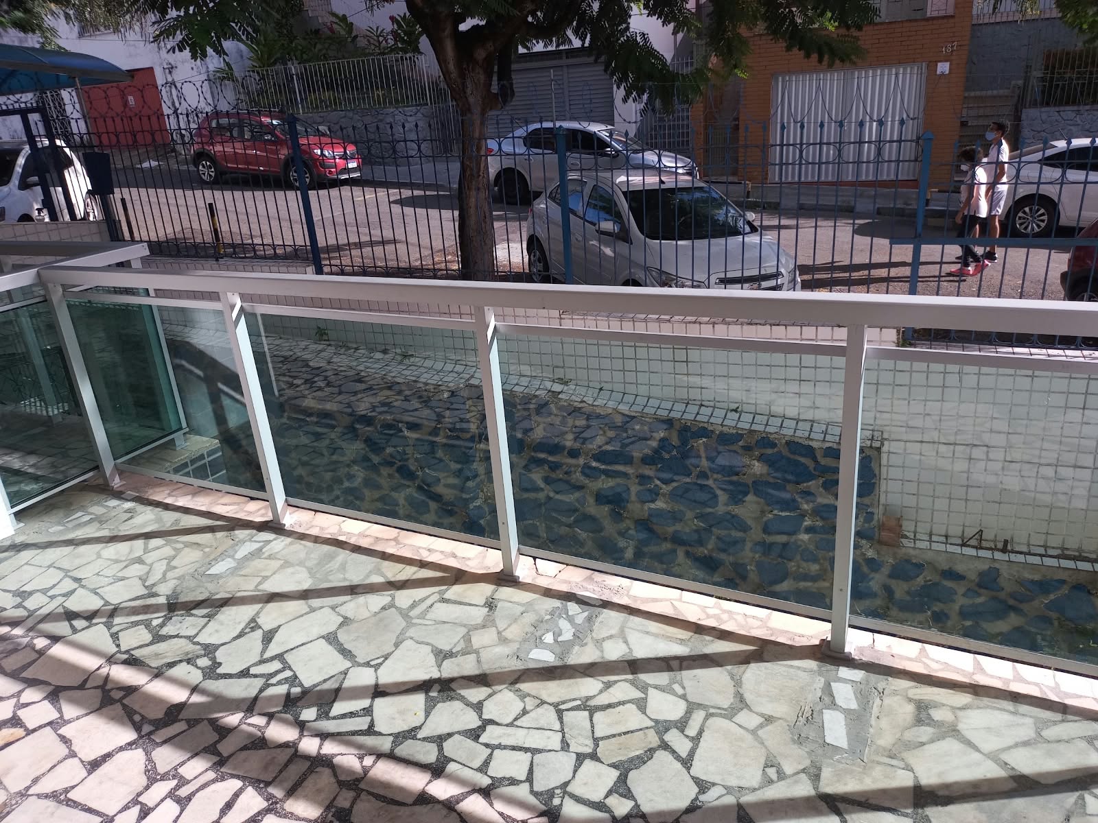 Guarda-Corpo em Vidro e Alumínio Branco