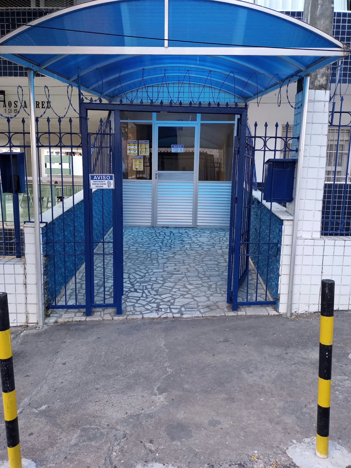 Porta em Alumínio e Vidro Incolor, Cobertura em Policarbonato Azul