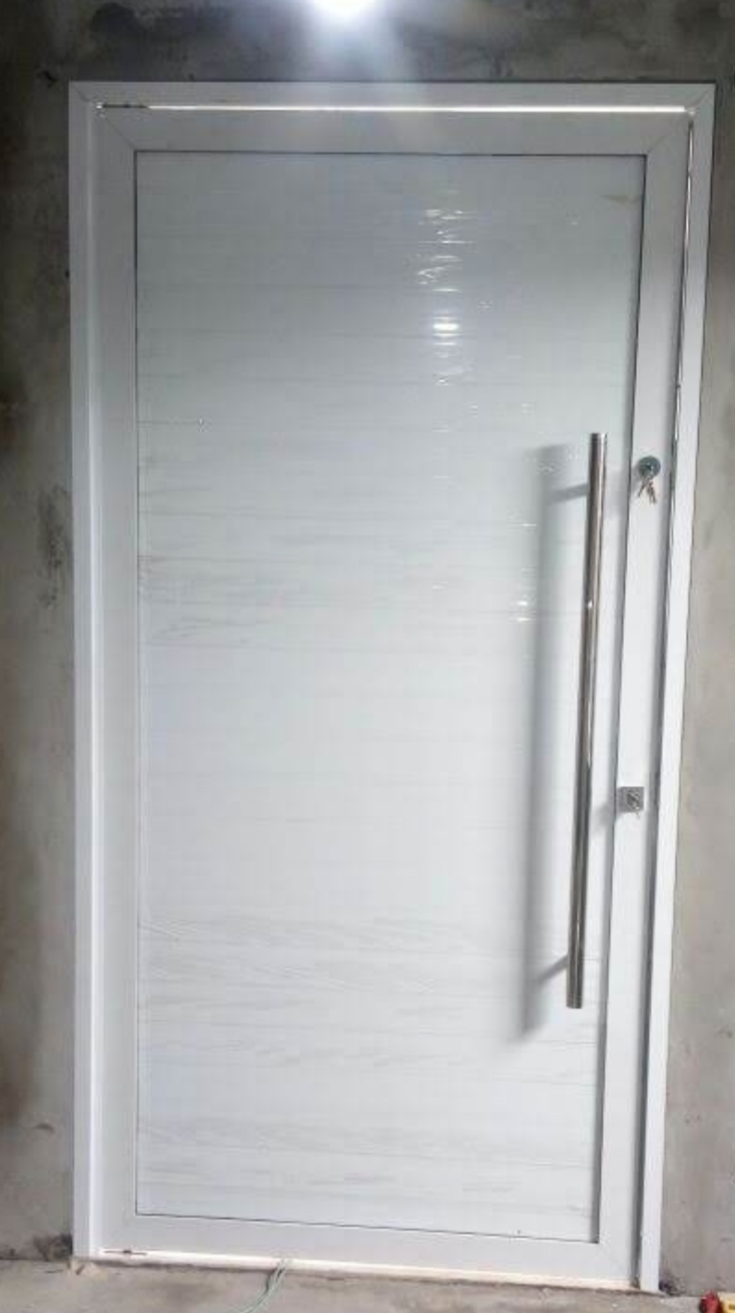 Porta de Alumínio Branco com Puxador em Inox