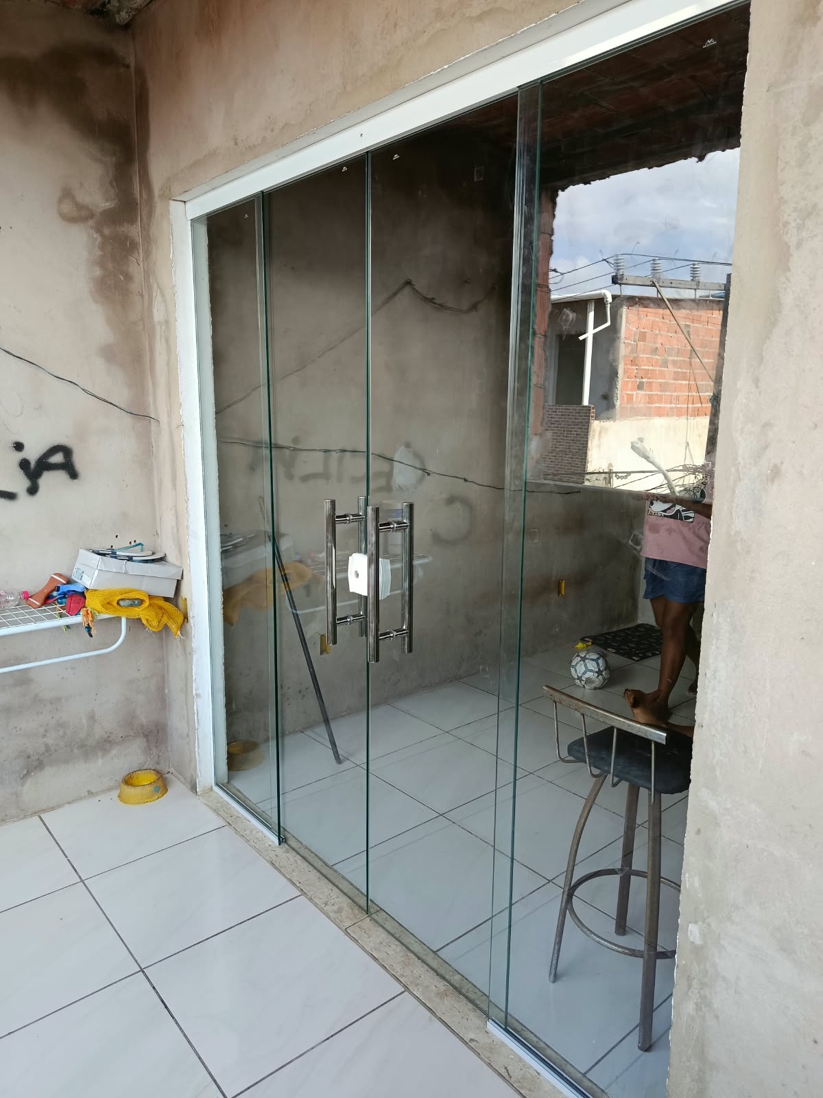 Porta de Correr em Vidro Temperado com Puxadores