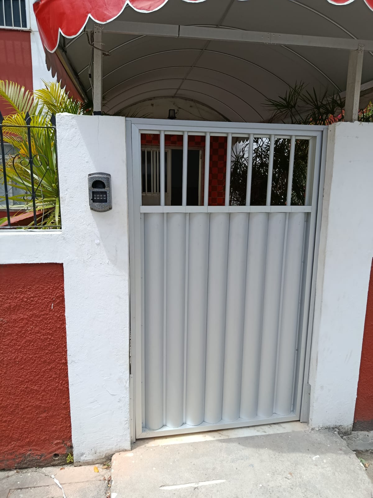 Portão Social em Alumínio Fosco com Prumos