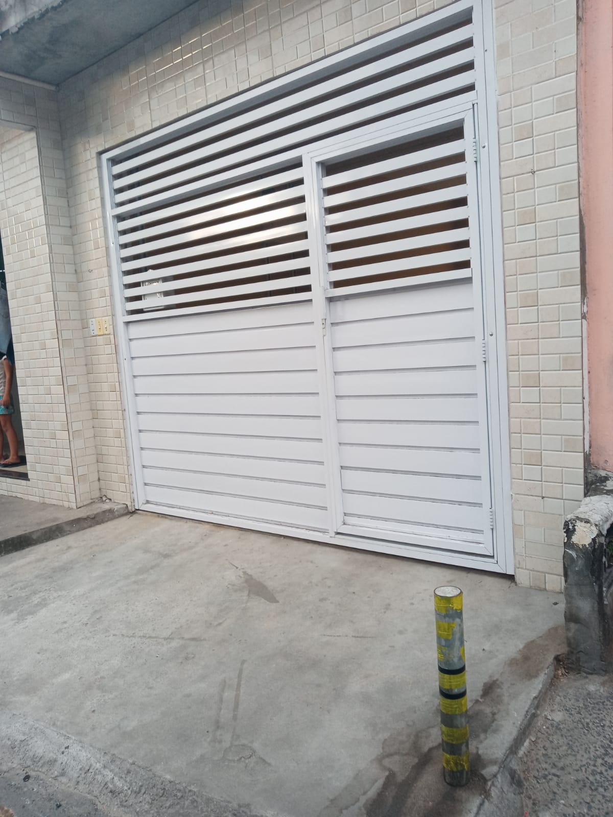 Portão Basculante em Alumínio Branco