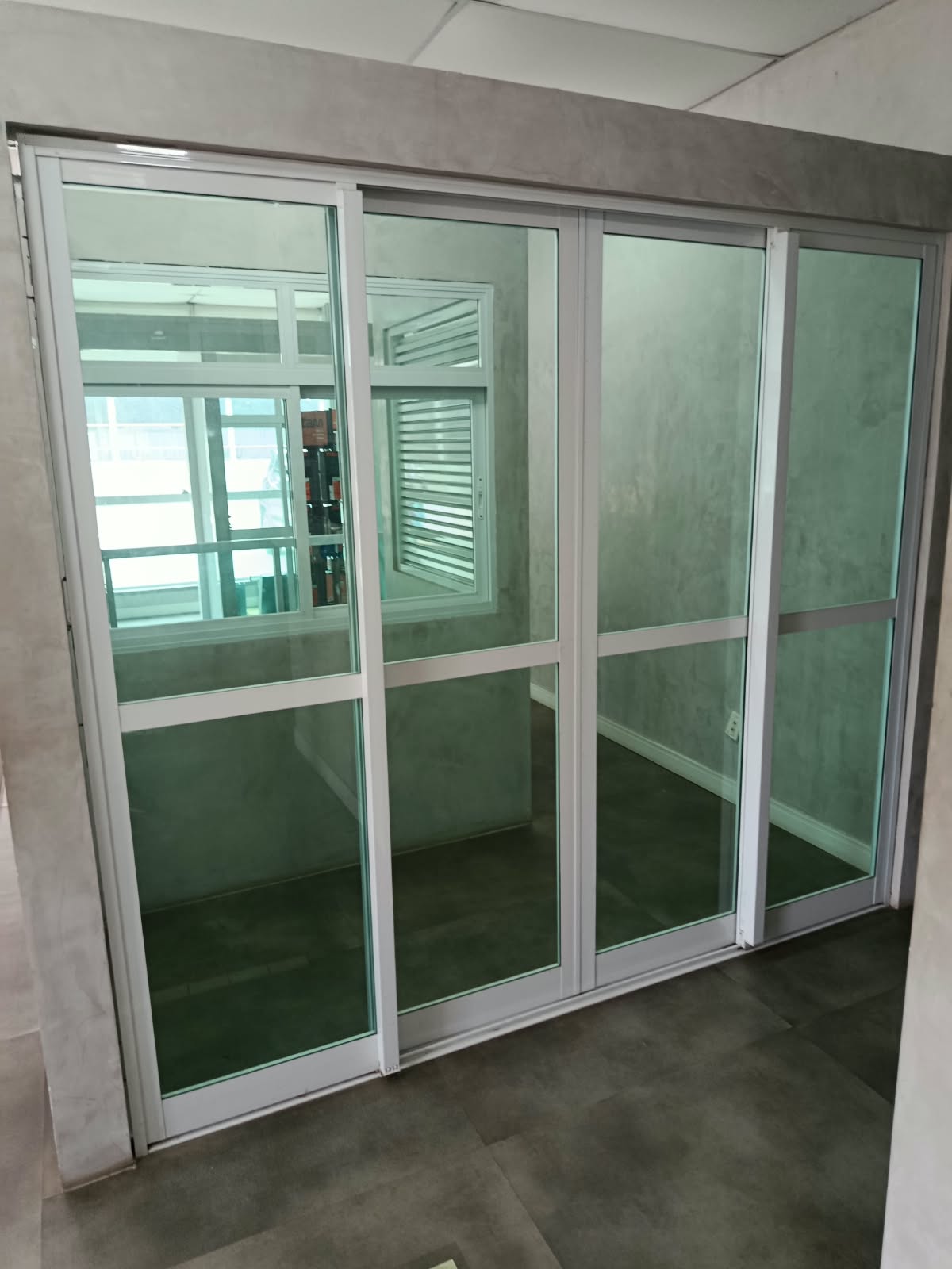 Porta de Correr em Alumínio Branco e Vidro Verde