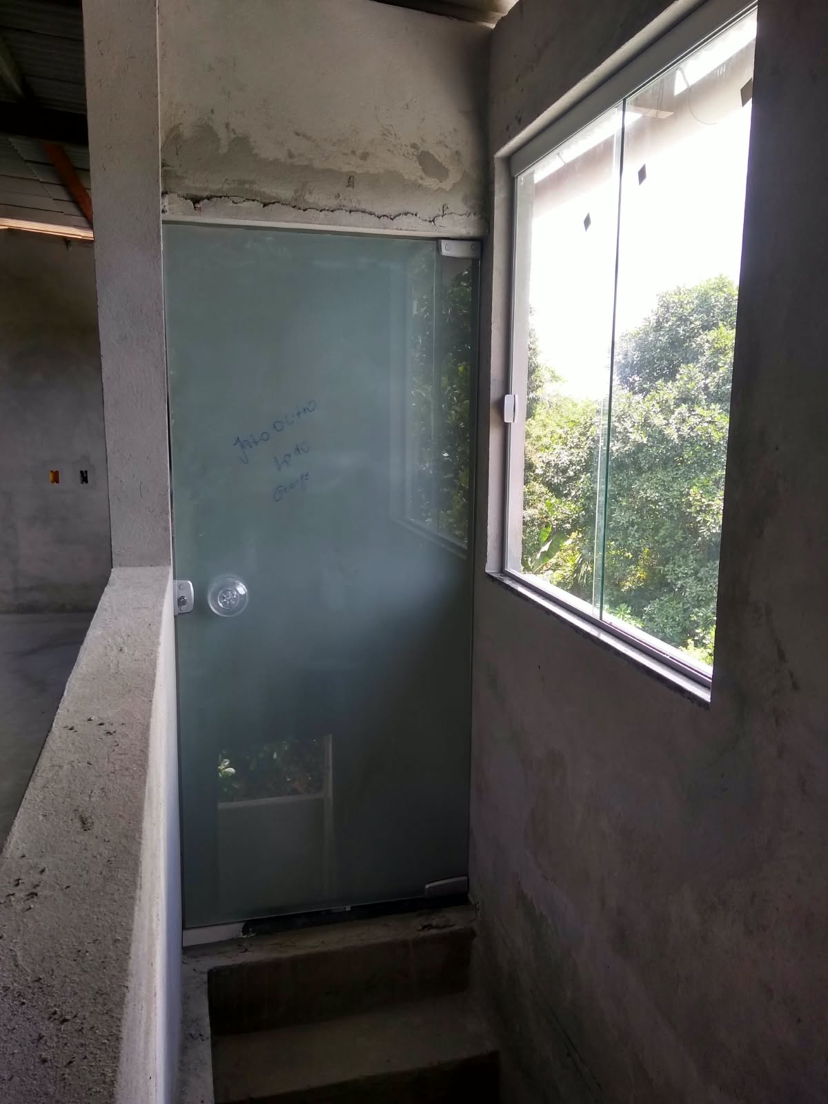 Porta de Vidro Jateado com Janela em Vidro Temperado
