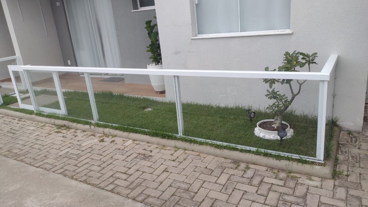 Cercamento de Jardim em Vidro e Alumínio Branco