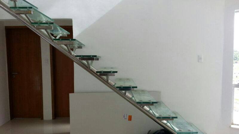 Escada em Vidro Temperado com Corrimão em Aço Inox
