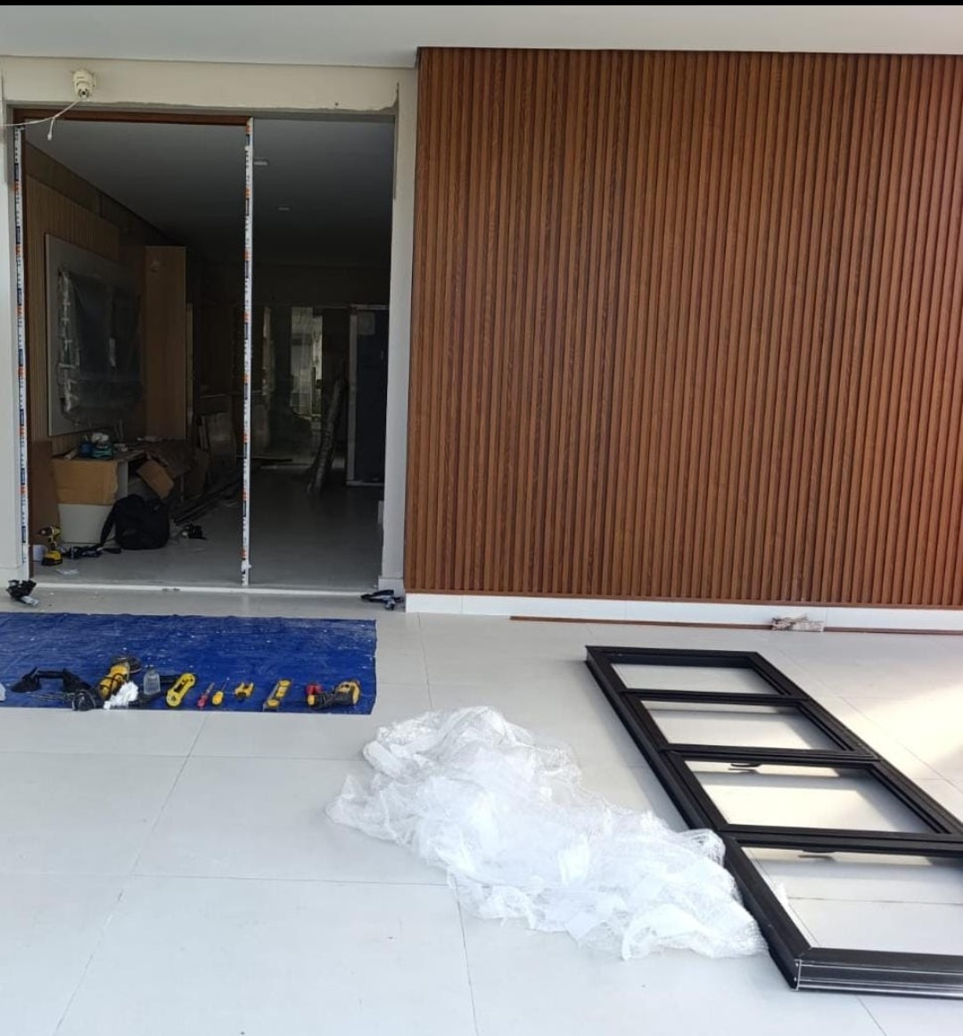 Instalação de Porta em Alumínio Preto e Amadeirado