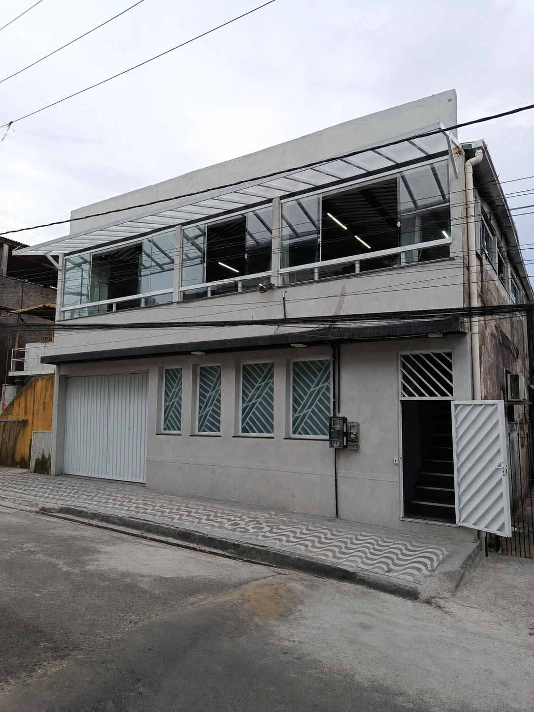 Fachada Comercial em Vidro Temperado Incolor e Jateado, Esquadrias de Alumínio e Cobertura em Policarbonato Incolor