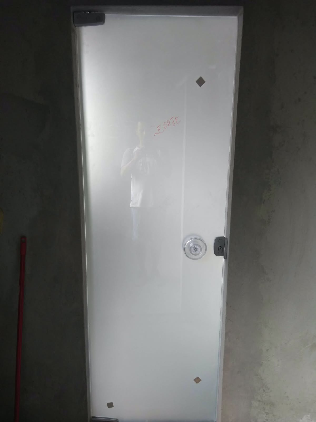 Porta em Vidro Jateado com Fechadura Central