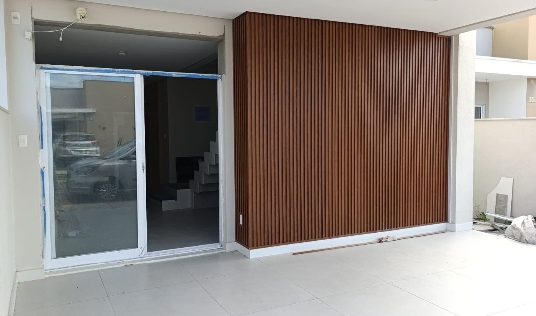 Porta de Correr em Alumínio Amadeirado com Vidro Espelhado