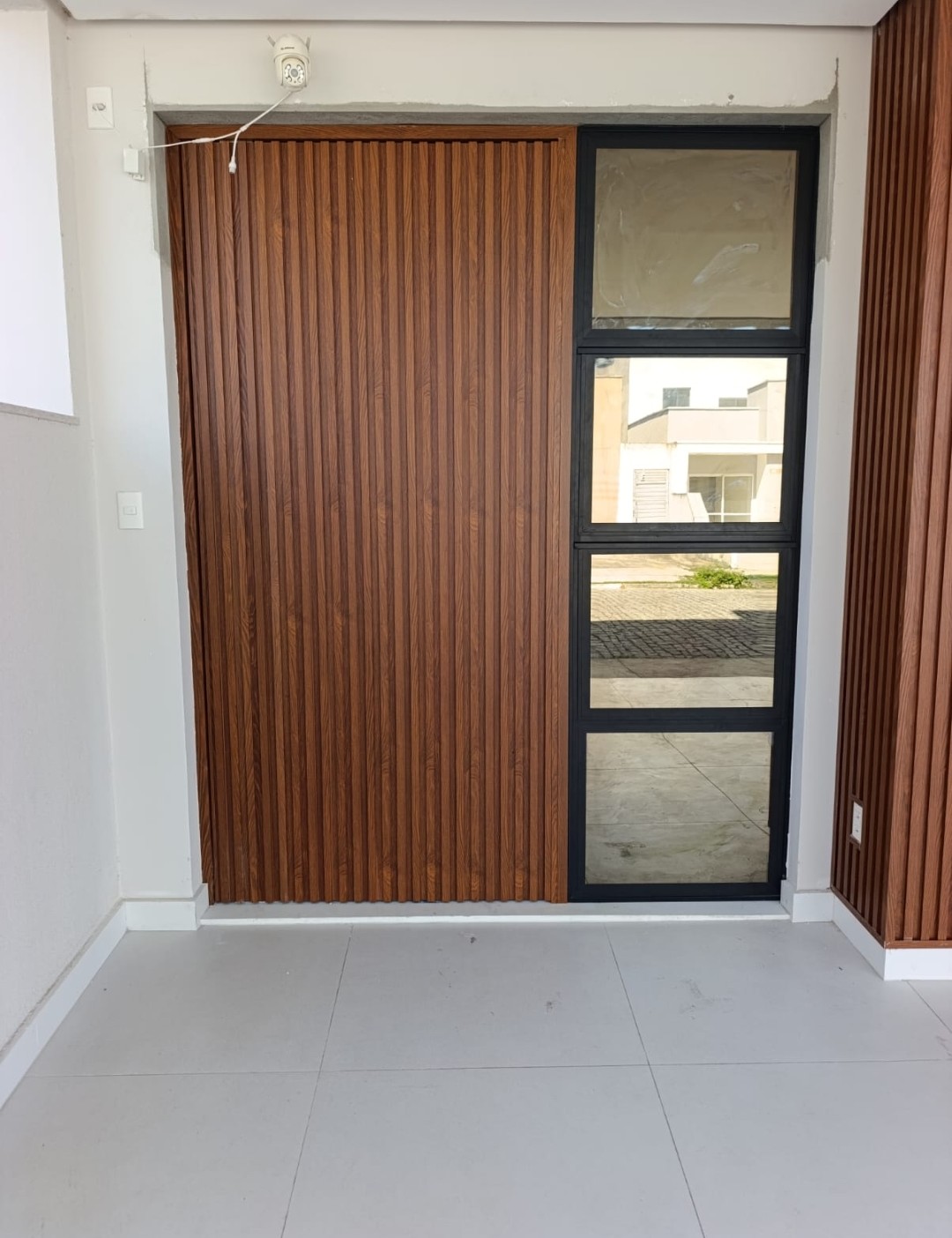 Porta Amadeirada com Painel Fixo em Alumínio Preto