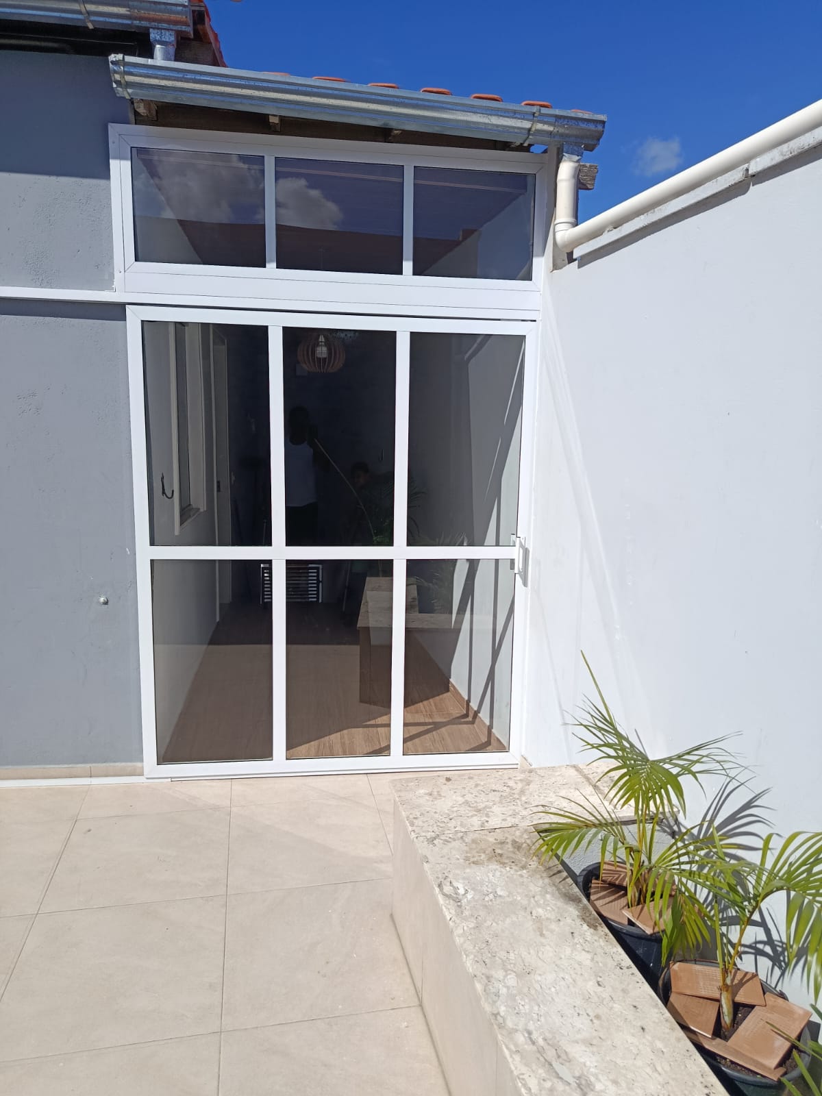 Fechamento de Área Externa em Alumínio Branco e Vidro Incolor